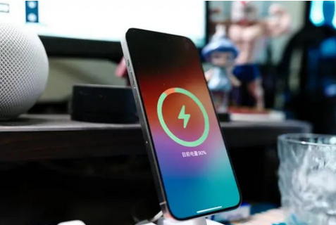 榆阳苹果15换屏服务分享用什么充电器给iPhone15充电更好 